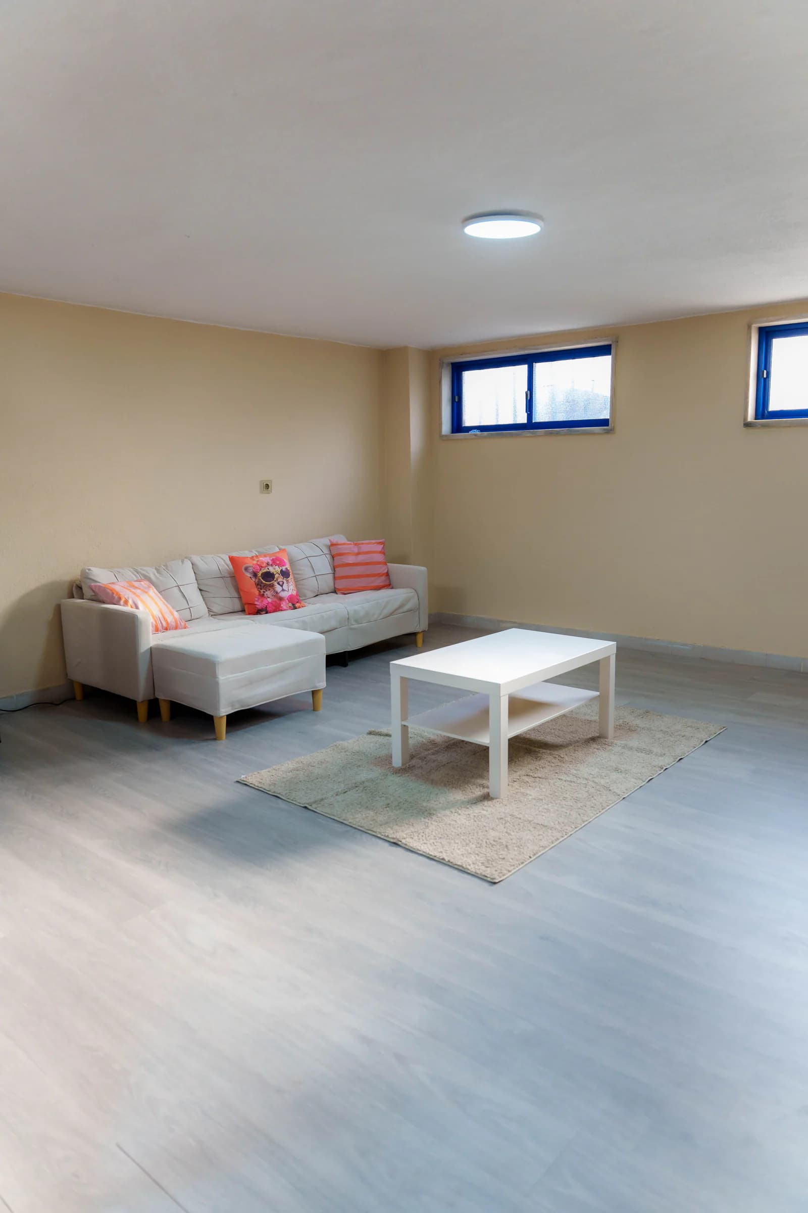 Sala privada de festas vista de outro ângulo, com o sofá encostado à parede